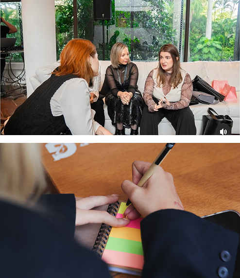 Mão anotando em um caderno durante uma conversa sobre negócios