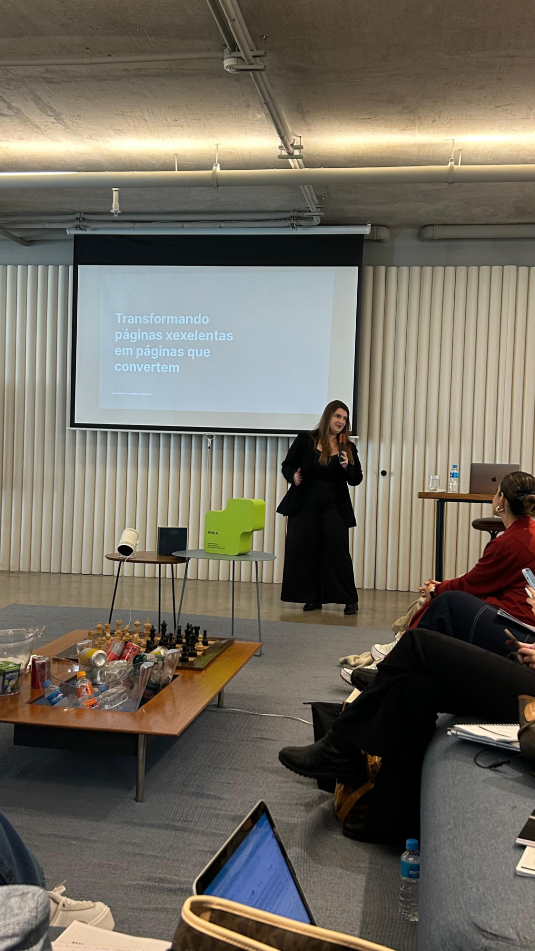 Marina apresentando uma estratégia em palestra