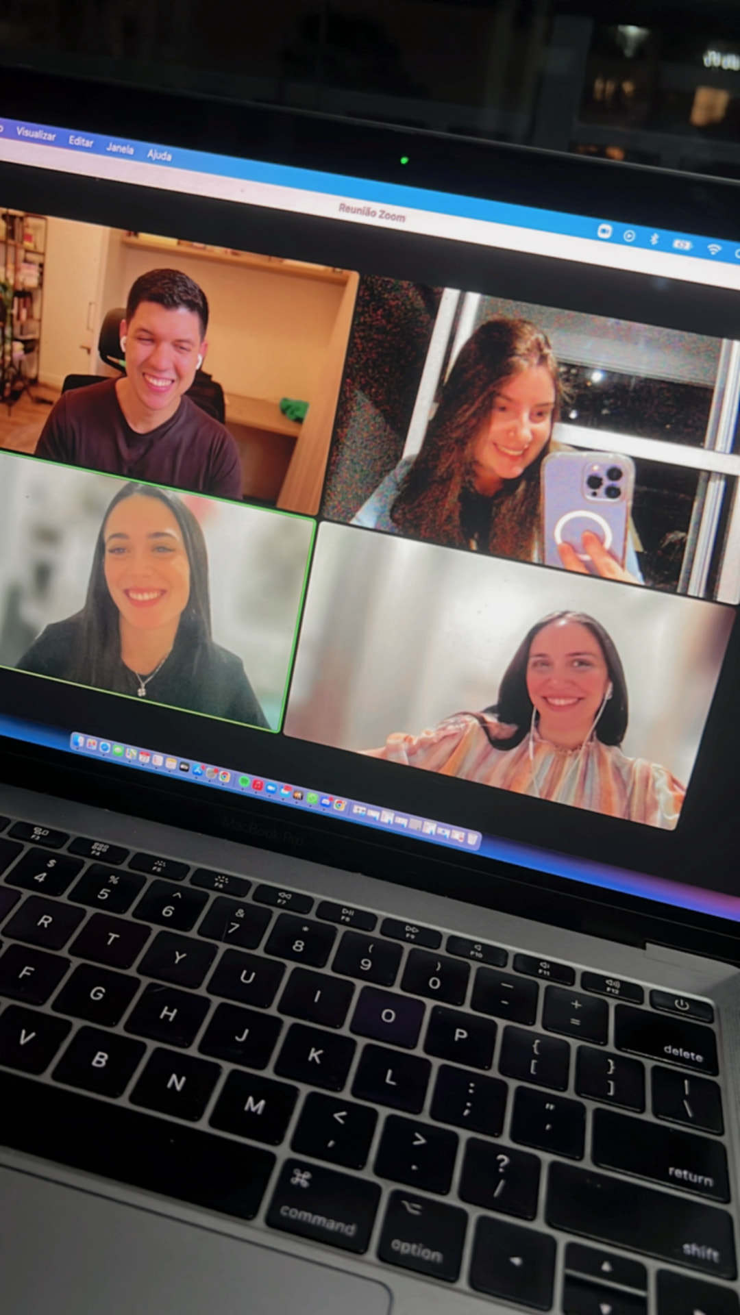 Reunião online de alinhamento com clientes sorrindo