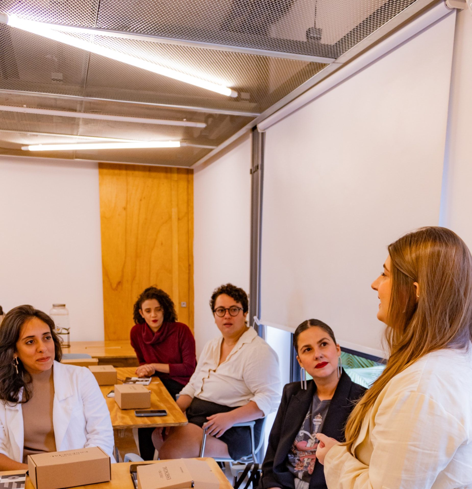 Marina conversando com um grupo de mulheres empreendedoras